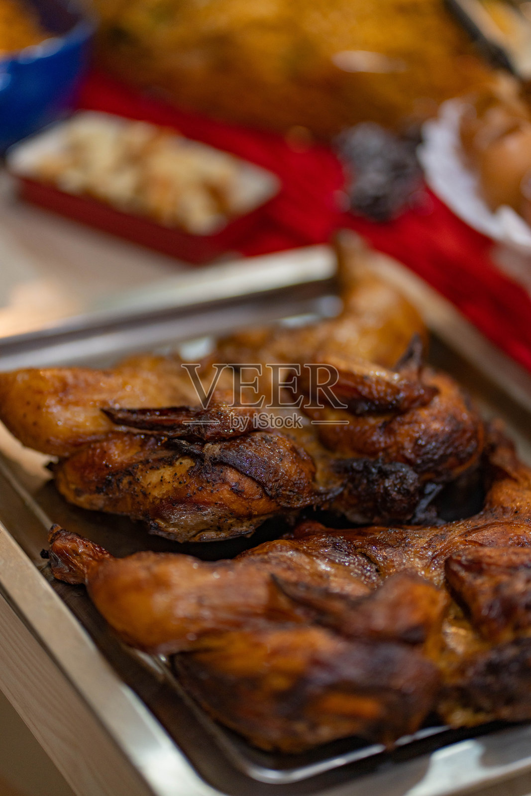 圣诞装饰的餐具和食物照片摄影图片