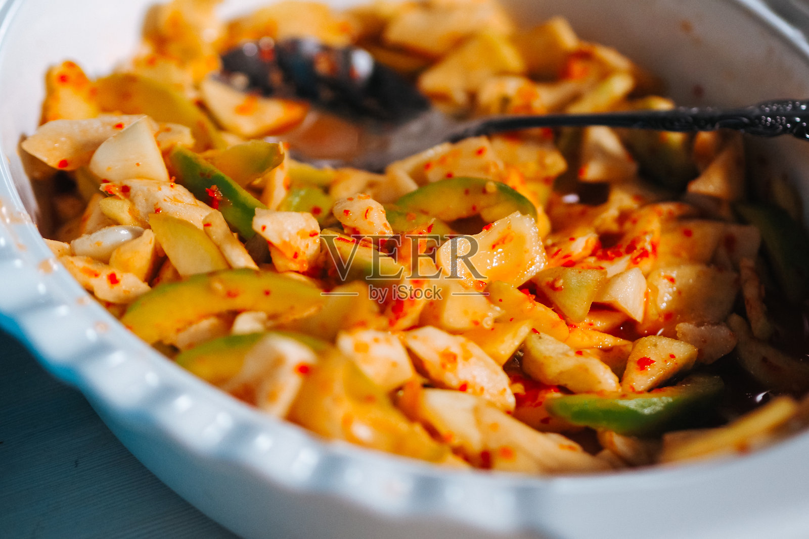 腌制热带水果配甜酸醋辣椒酱照片摄影图片