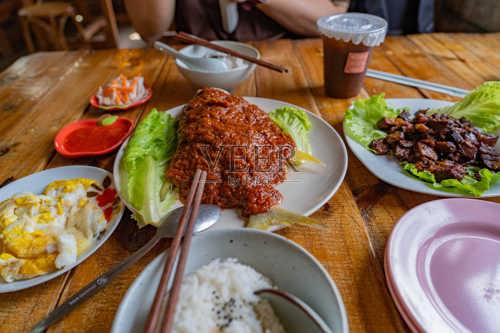 圣诞节装饰的餐具和食物照片摄影图片