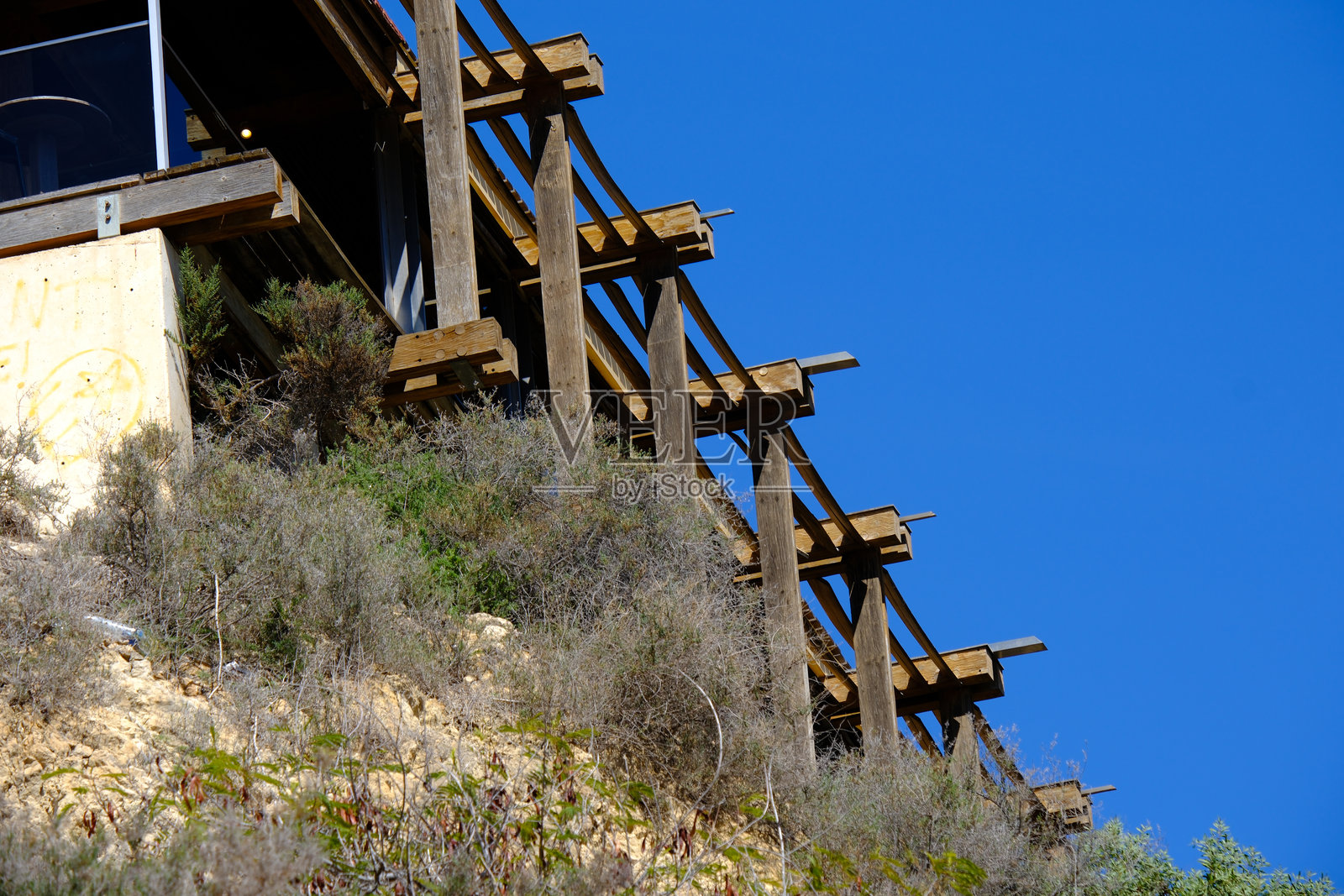 现代建筑结构与蓝天和自然植被照片摄影图片