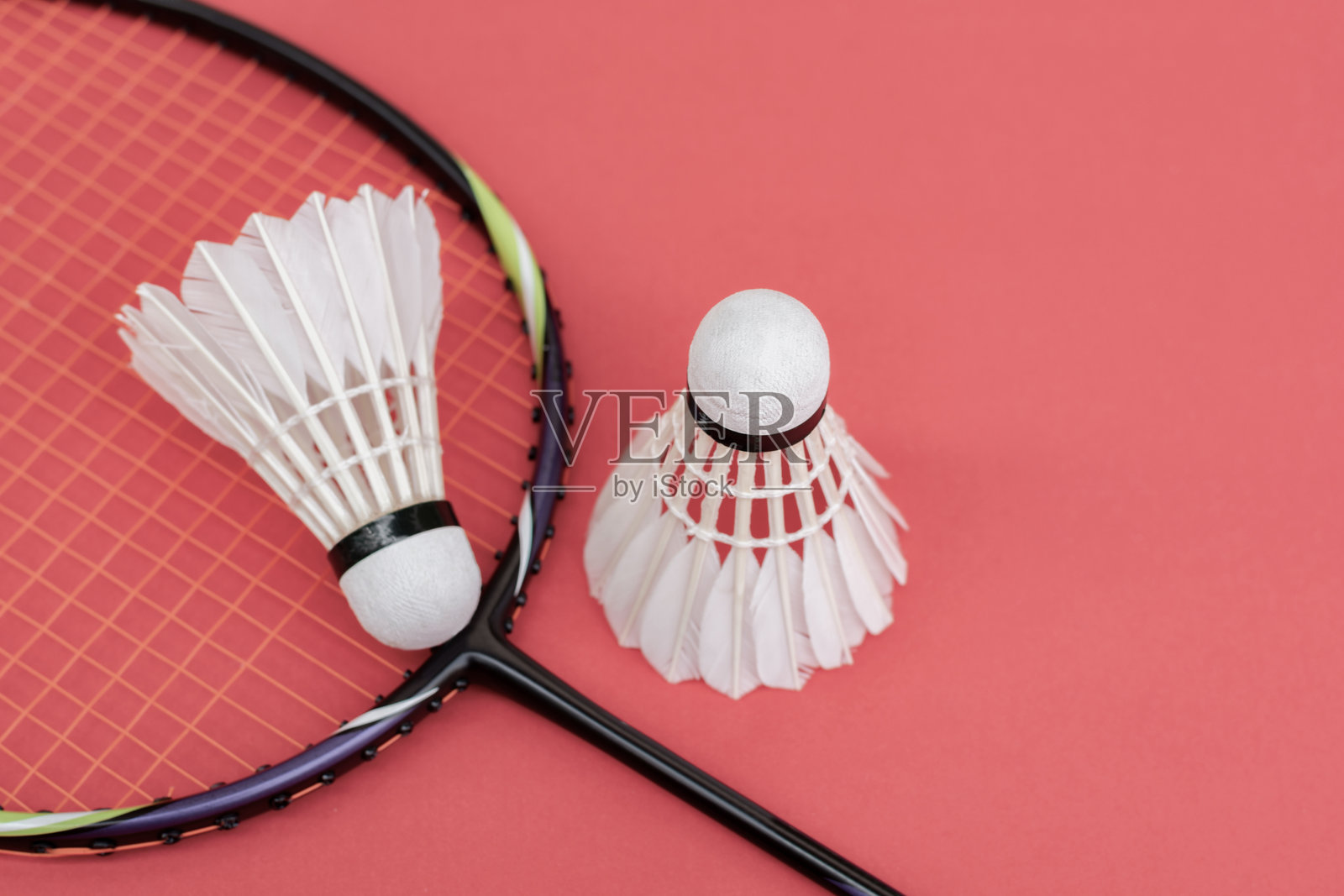 羽毛球运动的球拍和羽毛球照片摄影图片