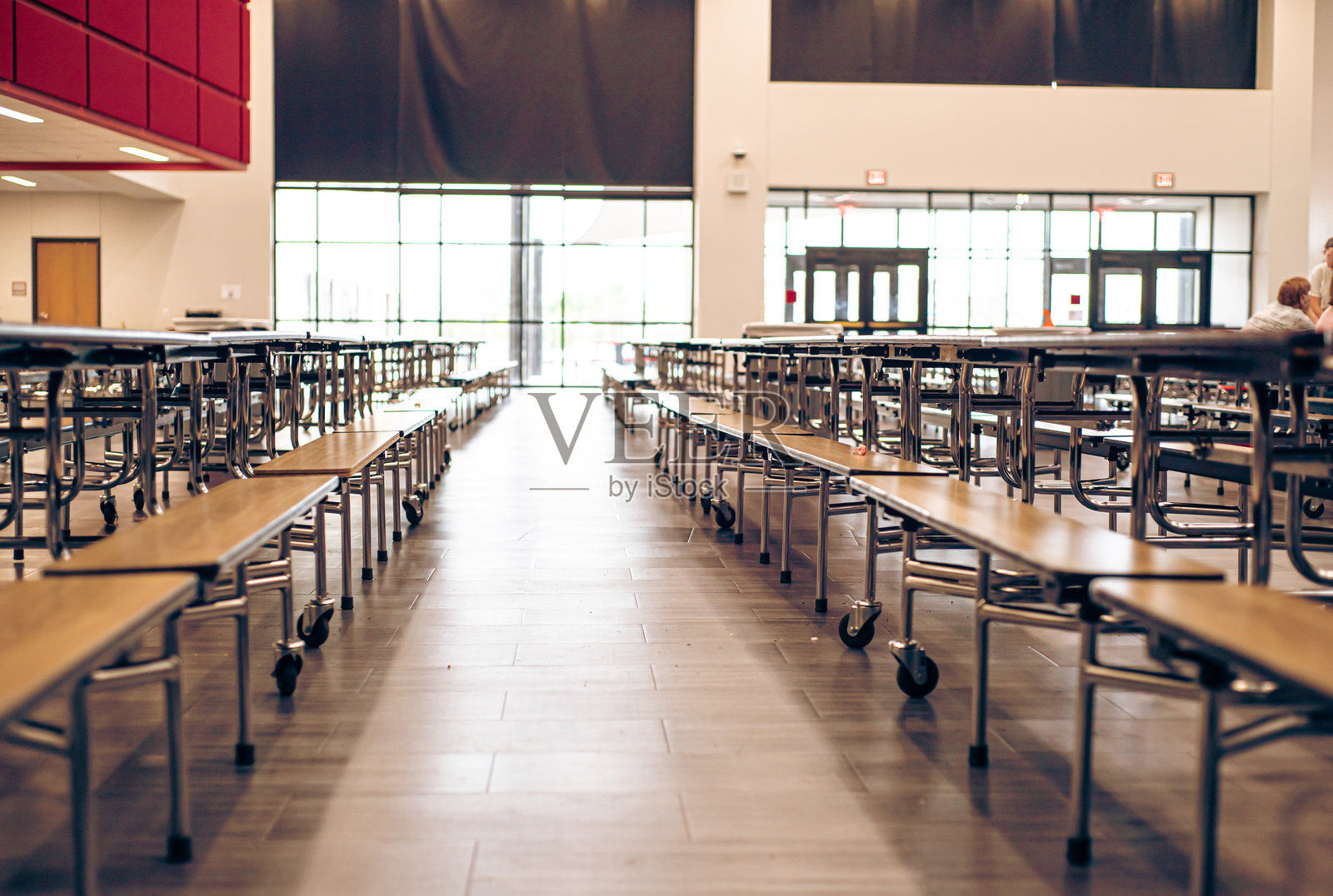 大型窗户玻璃墙自然光照射下的空中学午餐室,矩形移动桌子,现代层压顶面耐刮擦、耐污渍,粉末涂层钢框架照片摄影图片