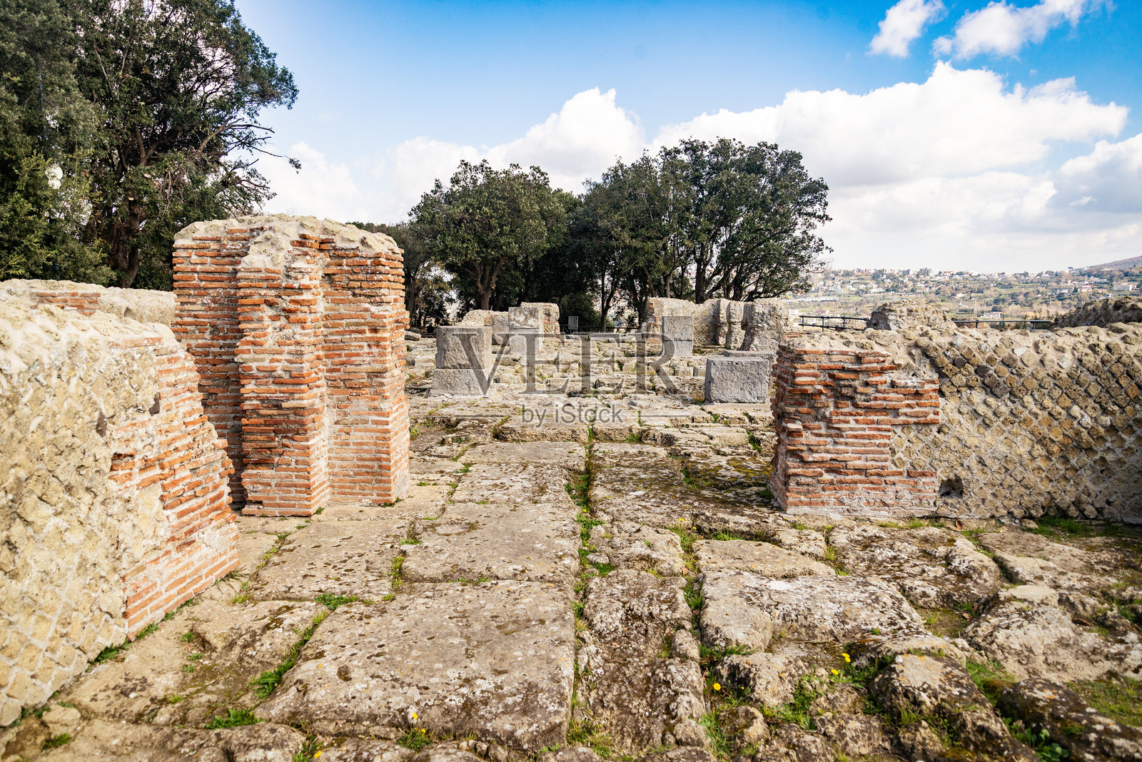 古代城市库马埃是意大利半岛上第一个希腊殖民地,位于那不勒斯附近。照片摄影图片