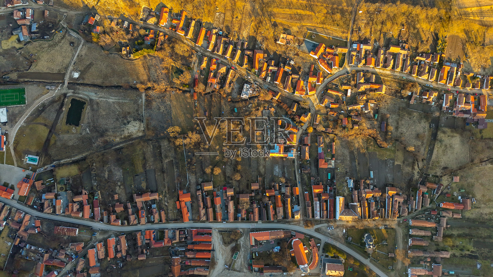 罗马尼亚特兰西瓦尼亚的Rimetea(Torocko)村的航拍全景图照片摄影图片