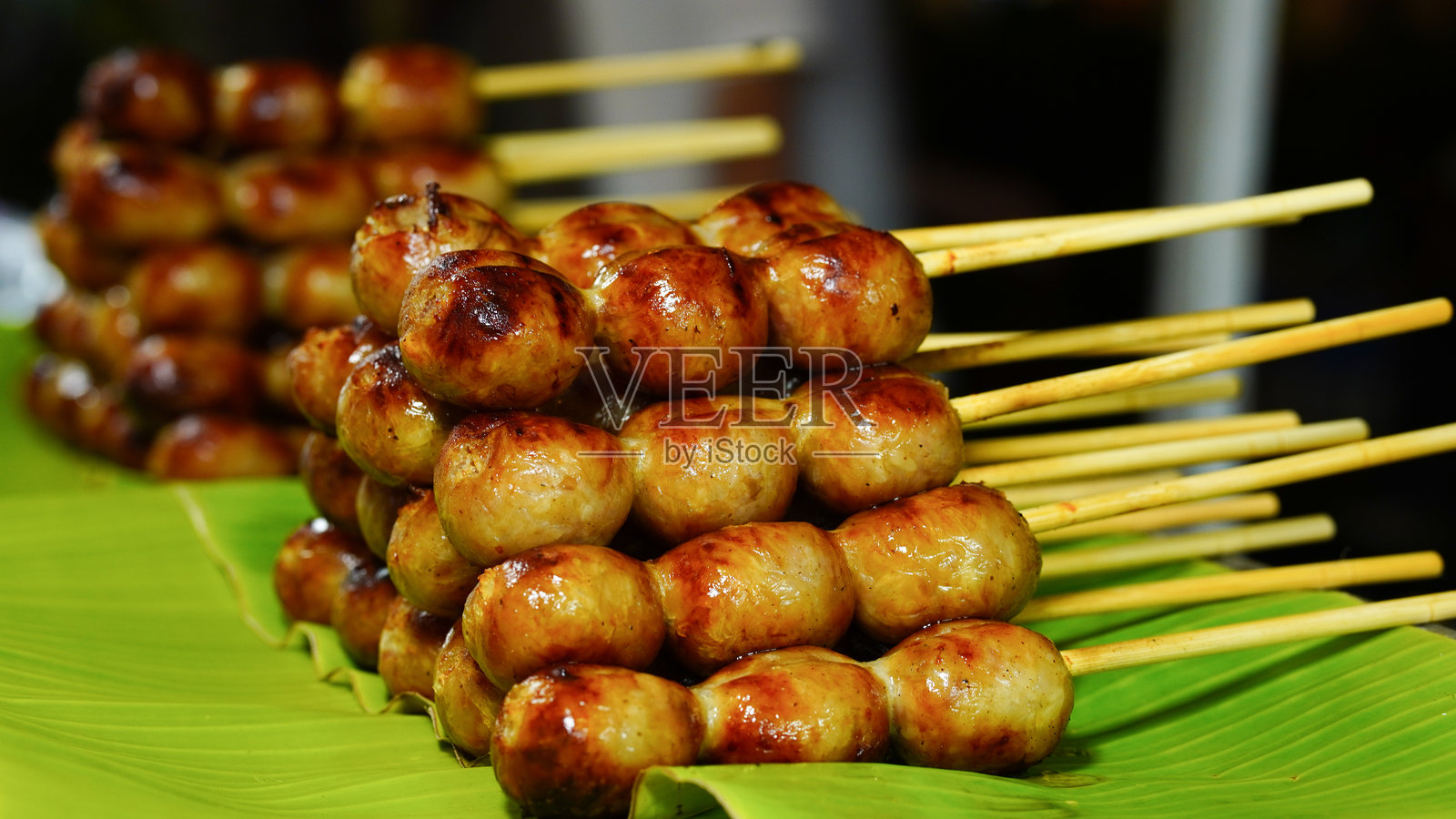 泰国清迈步行街旅游景点出售的泰国美食特写。照片摄影图片