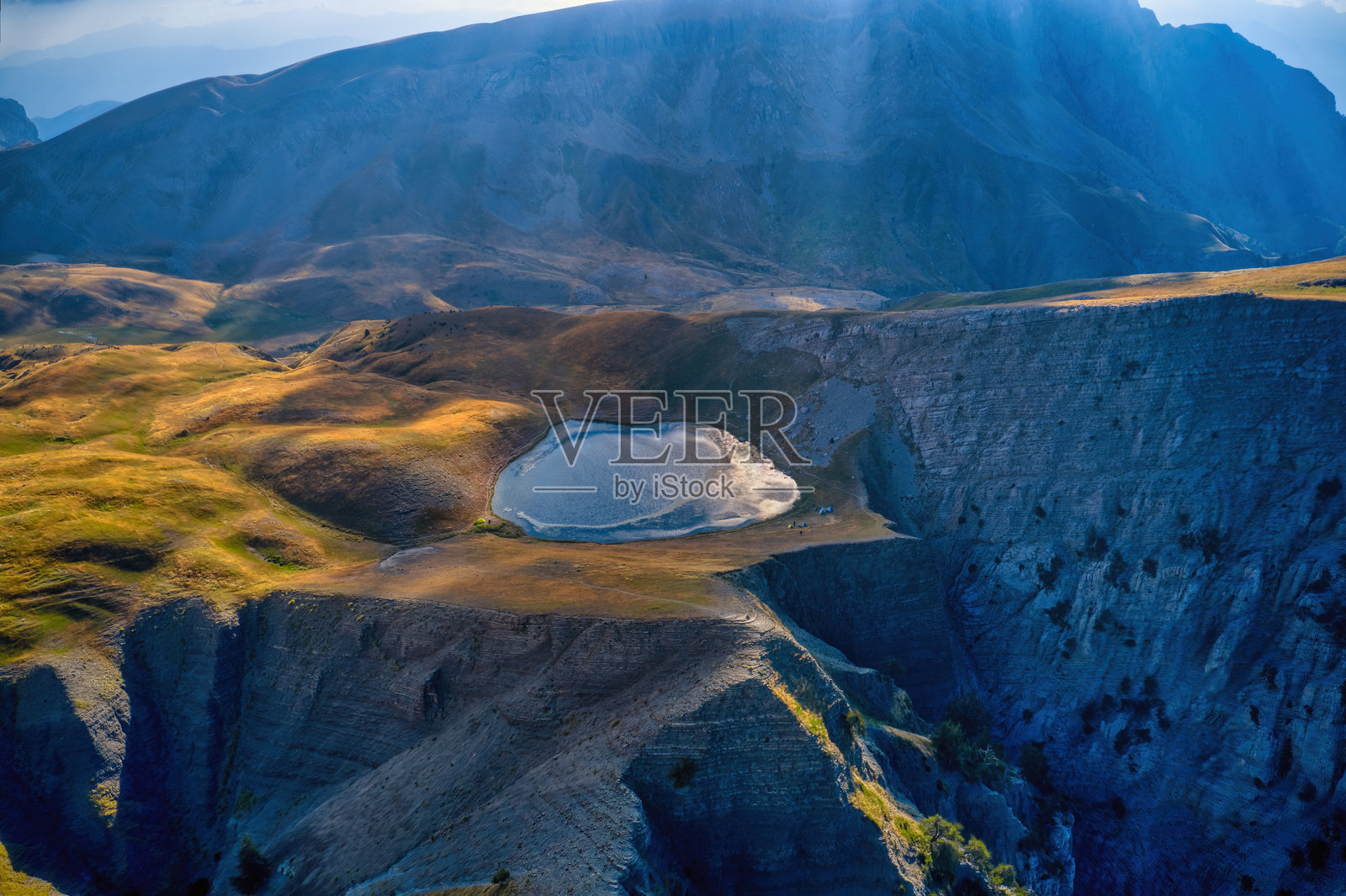 蒂姆菲的德拉科利姆尼湖。该湖位于海拔2050米的地方,位于希腊的维科斯国家公园内。照片摄影图片
