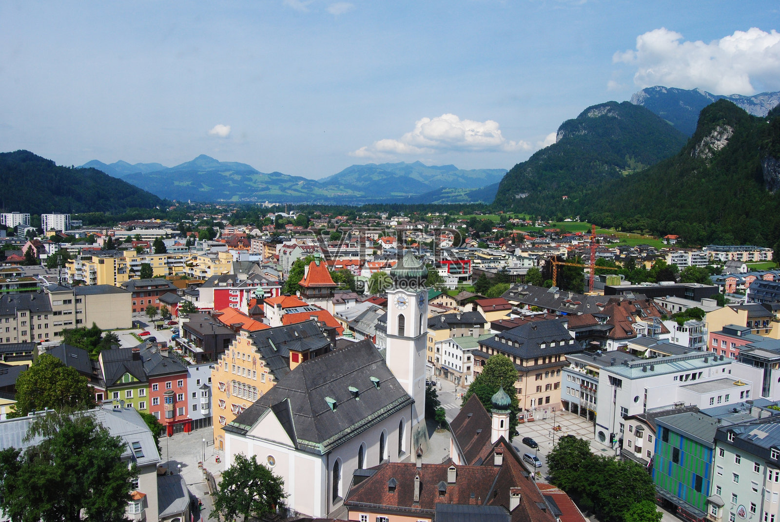奥地利库夫施泰因的景观。库夫施泰因位于奥地利的蒂罗尔州,是库夫施泰因区的行政中心。库夫施泰因人口约为20,000,是仅次于州府因斯布鲁克的第二大蒂罗尔城镇。照片摄影图片