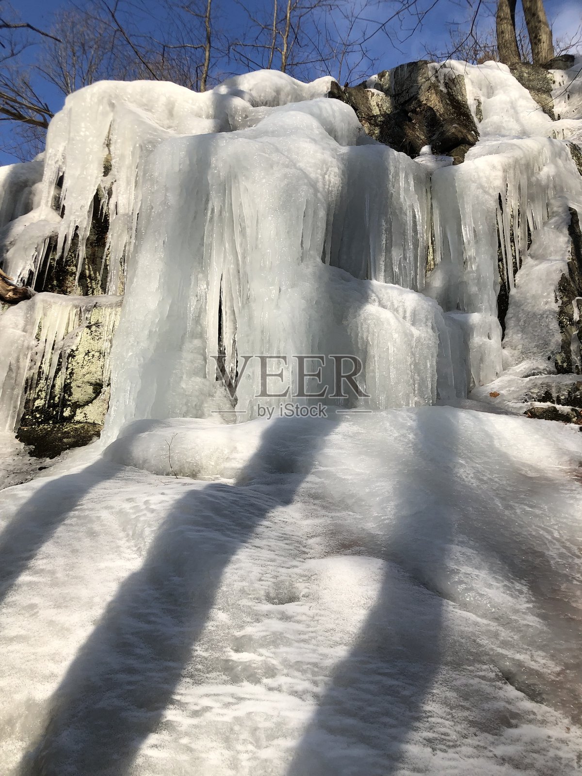 纽约州哈德逊高地州立公园一月的南灯塔山,冰雪覆盖。照片摄影图片