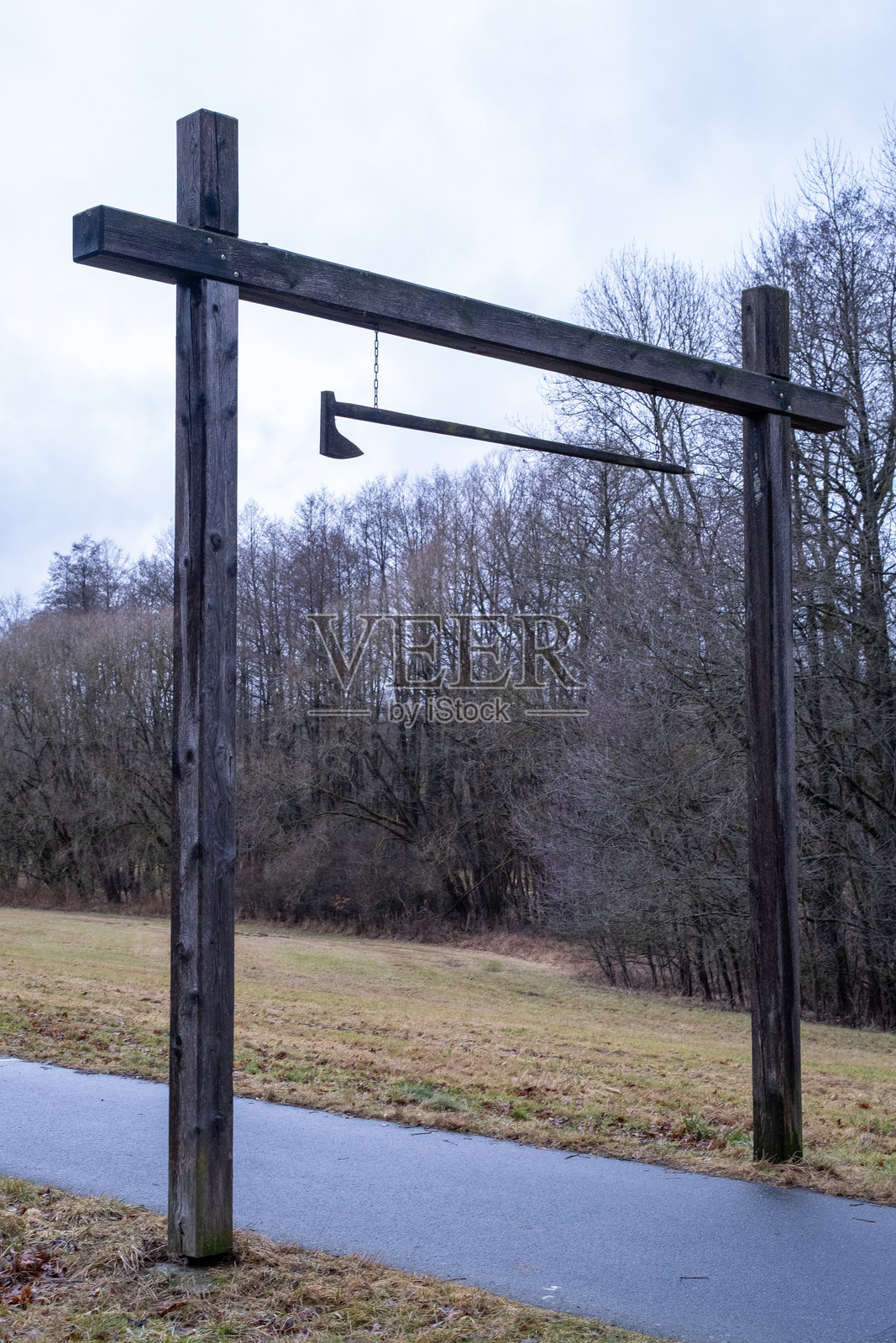 自然中带有斧头符号的木制悬挂横梁照片摄影图片