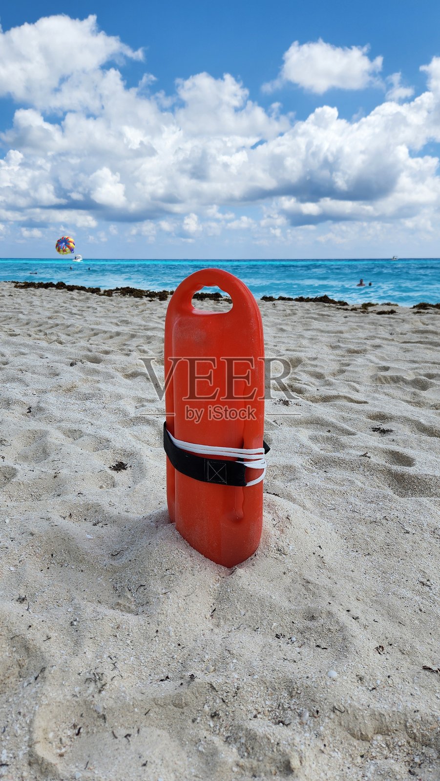 海滩上的救生圈照片摄影图片