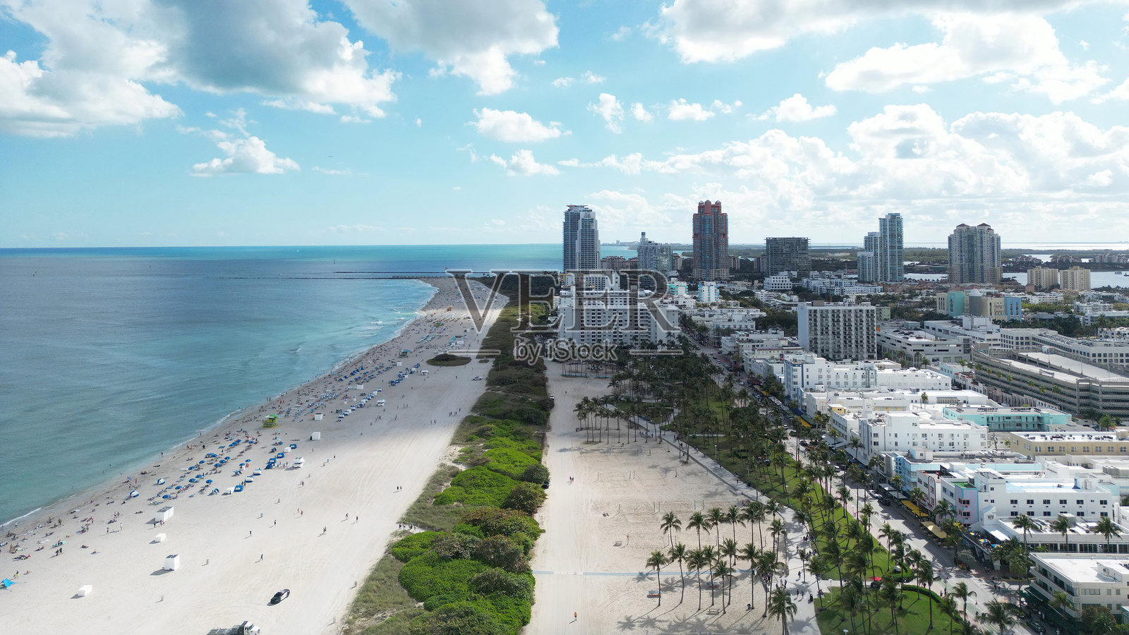迈阿密海滩的航拍视角,俯瞰天际线。俯瞰迈阿密。迈阿密著名地标。南角海滩与摩天大楼。迈阿密城市全景。迈阿密海滩的海滨天际线。照片摄影图片