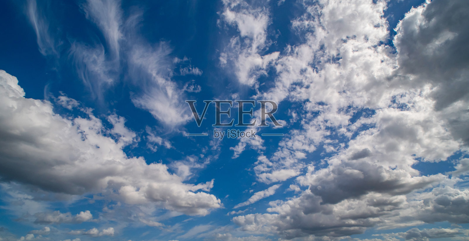 阳光透过蓬松的云朵。天空视角。美丽的阳光明媚的天空。蓝天上的云朵背景。蓝天上的云朵。照片摄影图片