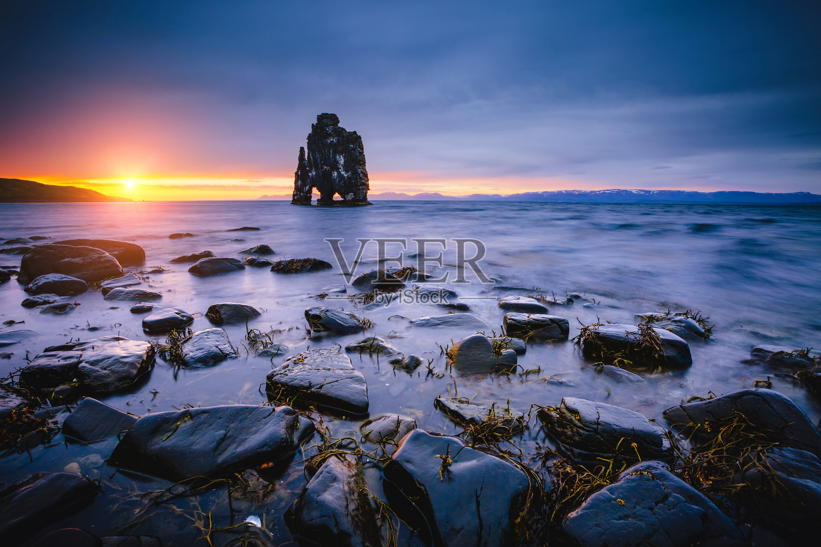 潮退后的神奇黑沙。著名地点:冰岛瓦特斯尼斯半岛的赫维茨库尔。照片摄影图片