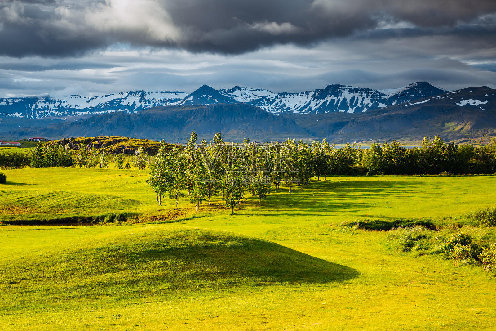 壮丽的冰岛风景,阳光明媚的日子里有高尔夫球场。地点:博尔加内斯,冰岛西部,欧洲。照片摄影图片