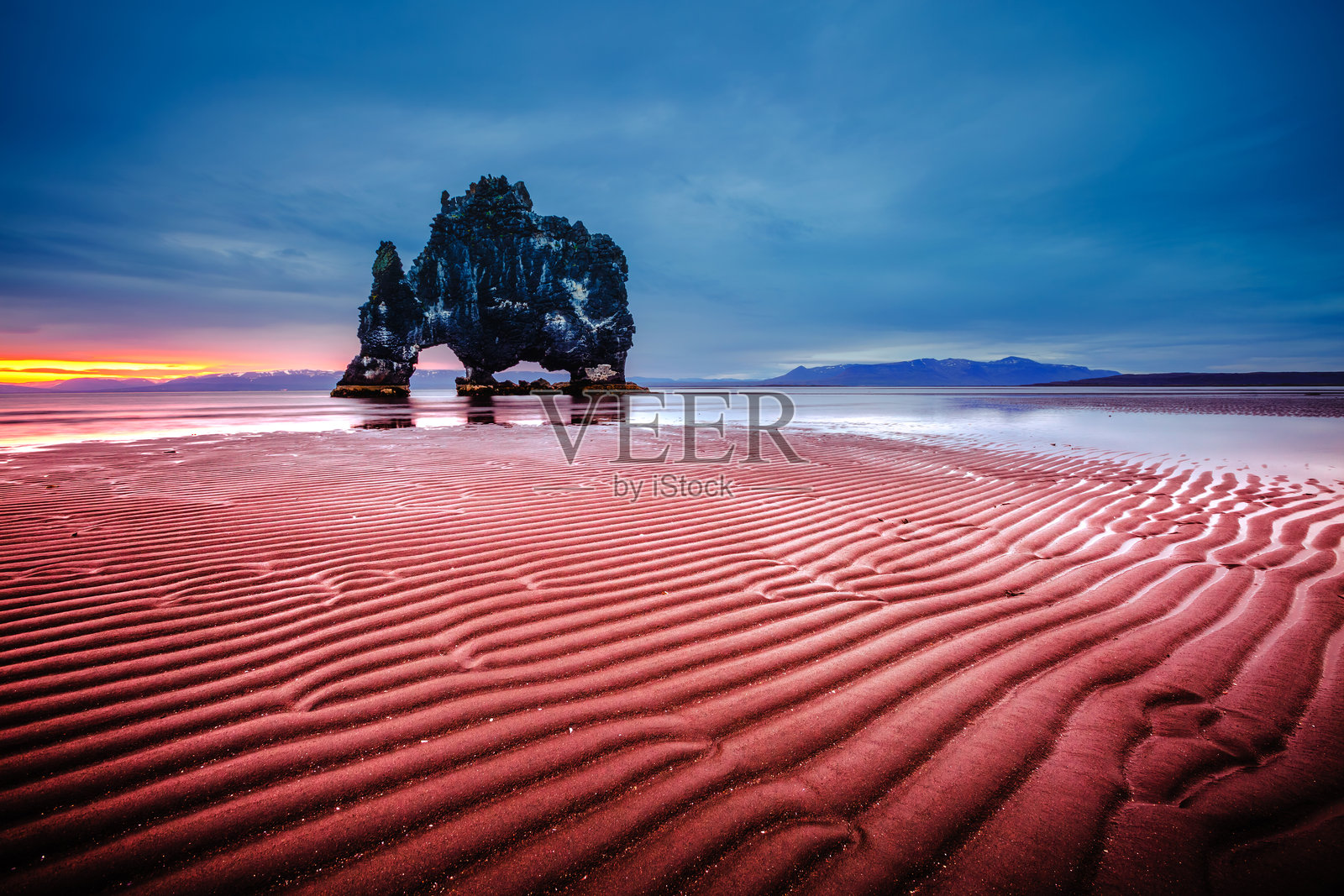 迷人的黑沙滩在潮退后。著名的Hvitserkur岩石,位于冰岛瓦特斯尼斯半岛,欧洲。照片摄影图片