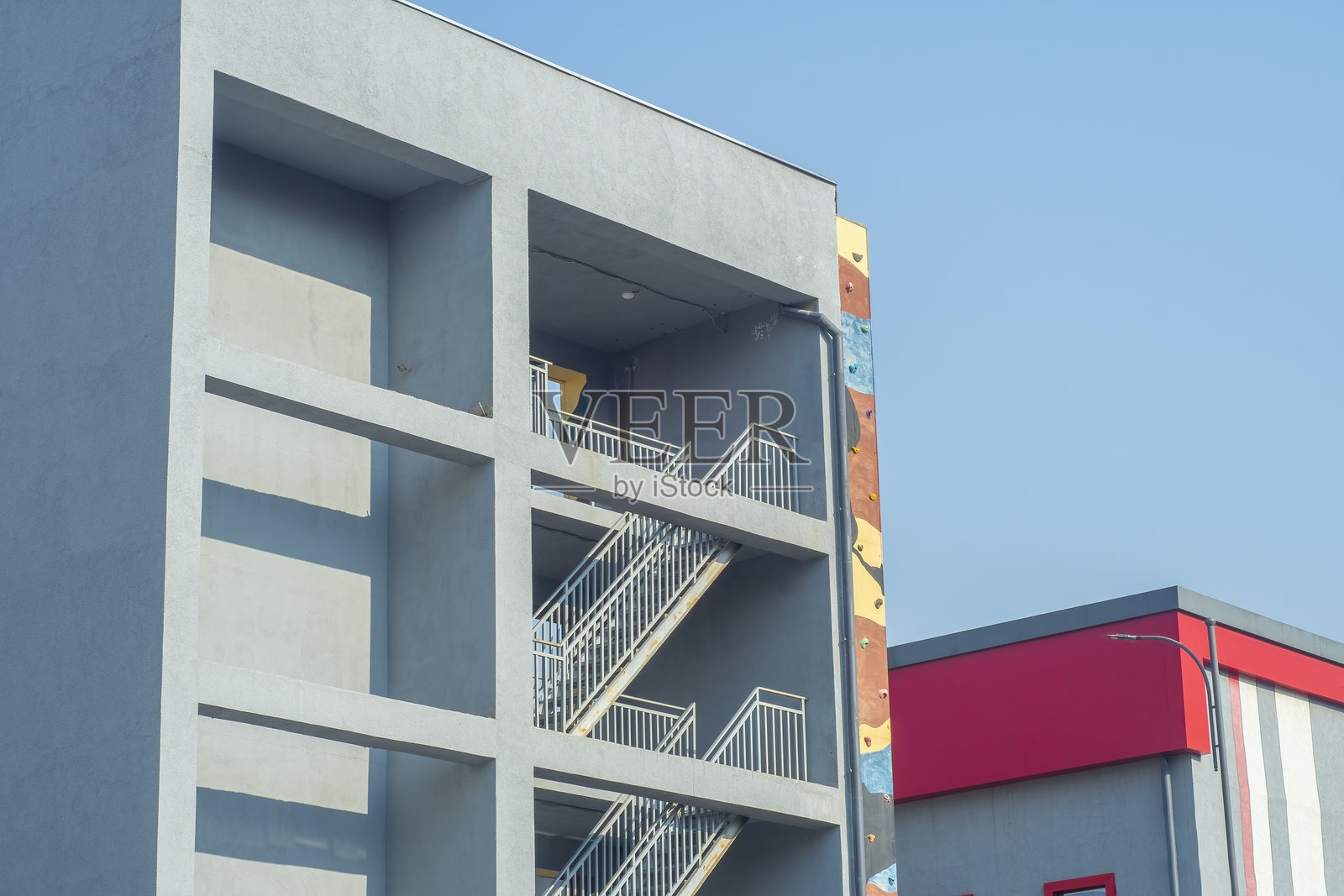 为消防员培训而建的结构。一个半栋建筑的假人,用于救援服务的训练。照片摄影图片