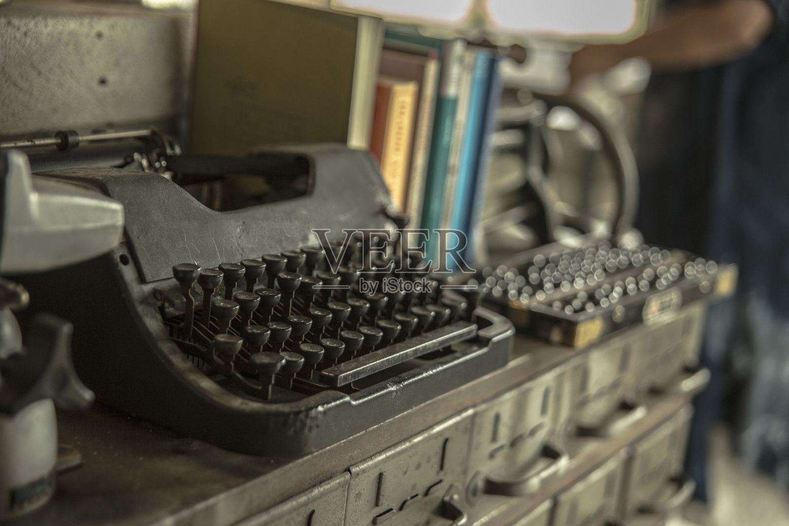复古商店里的老式打字机照片摄影图片