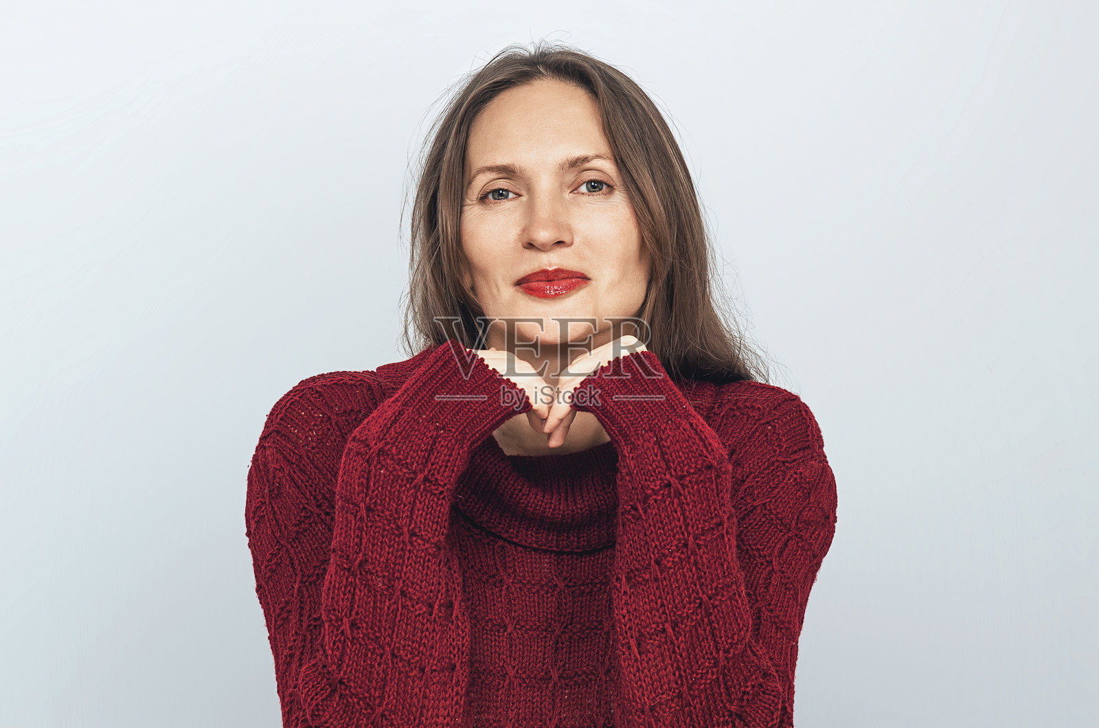 积极女性的肖像,眼周柔和的皱纹。自然美,美容学,护肤。照片摄影图片