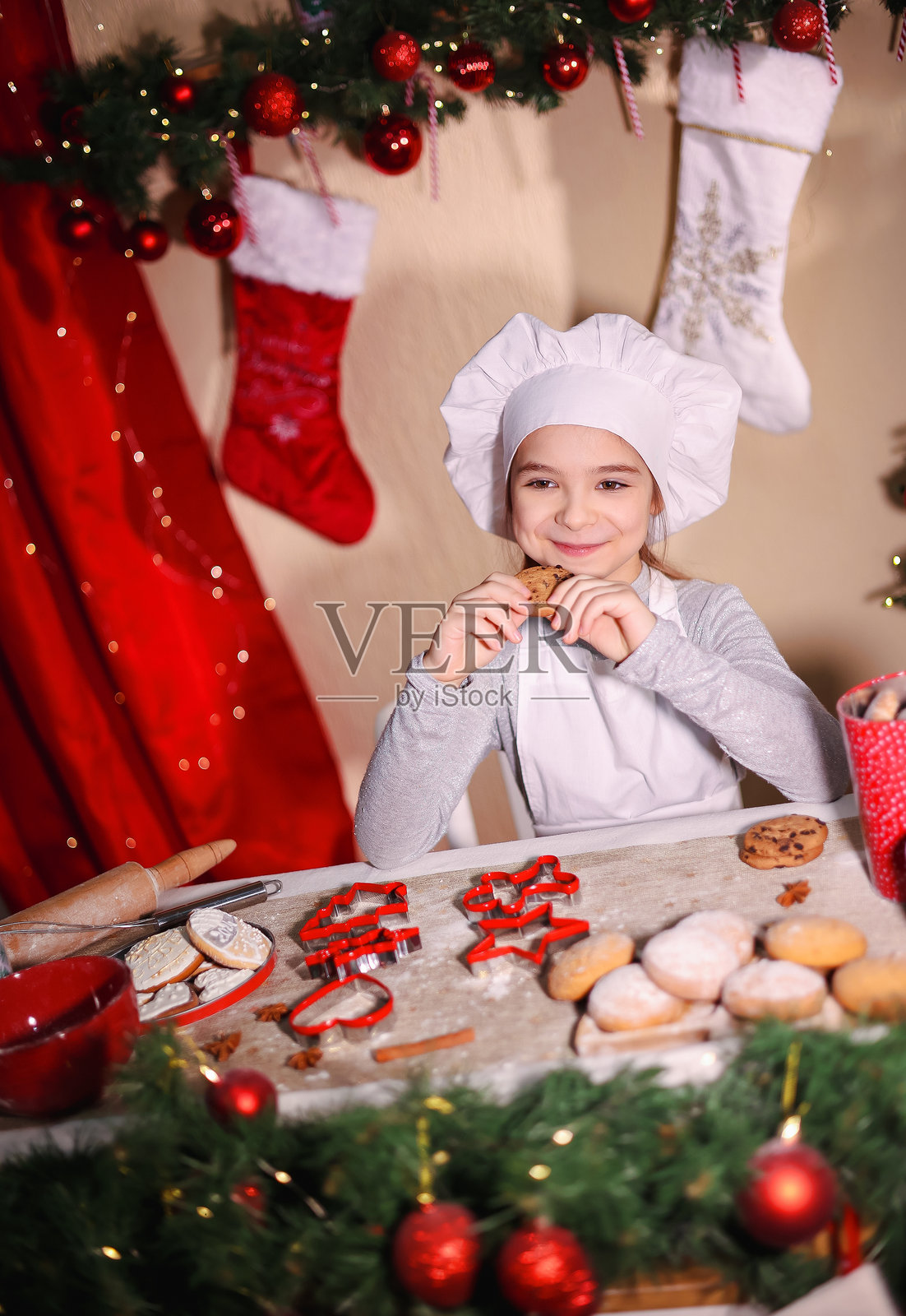 孩子在节日厨房里烘焙圣诞饼干照片摄影图片