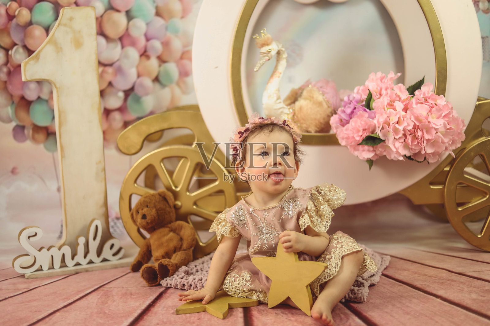 年轻女性坐在家中的沙发上肖像照片摄影图片