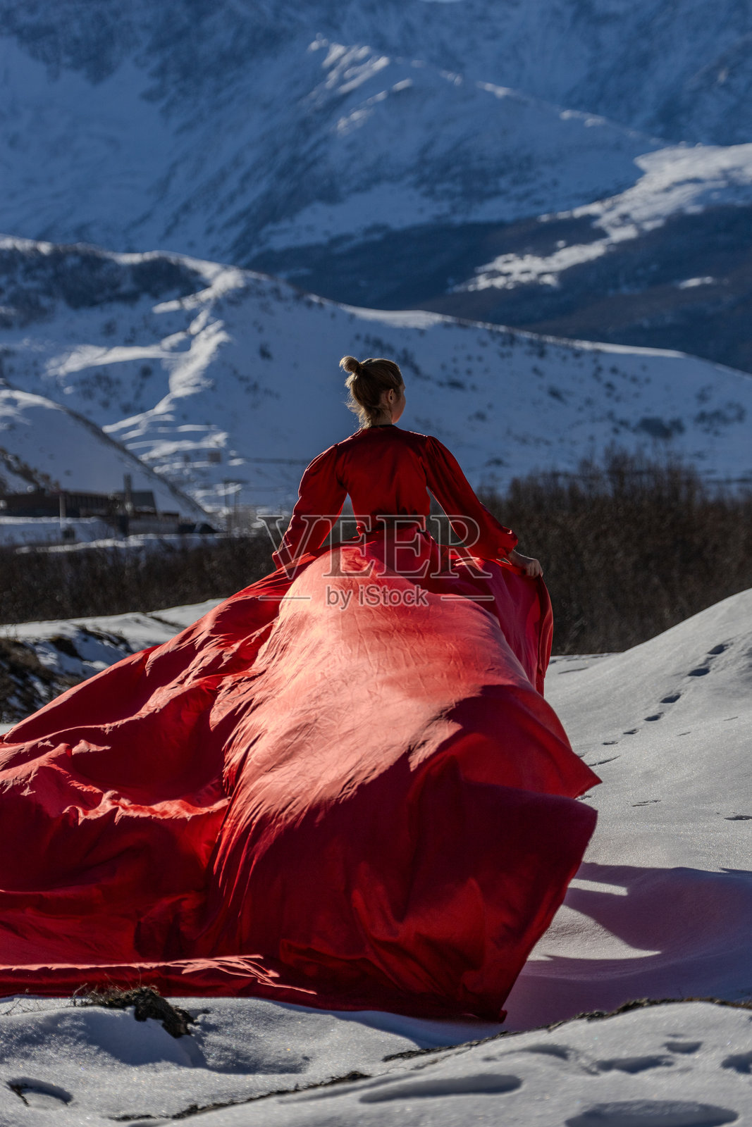 雪山上站着的男人背影照片摄影图片