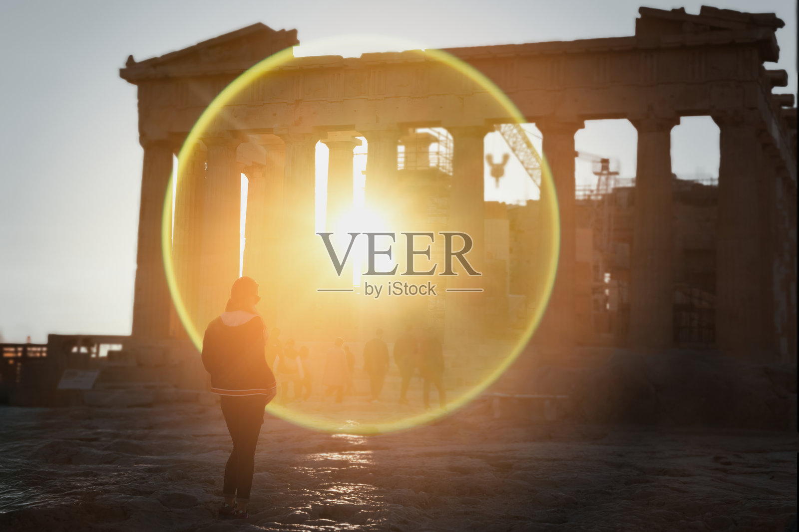 进入传送门,雅典卫城帕台农神庙的背面在日落时分照片摄影图片