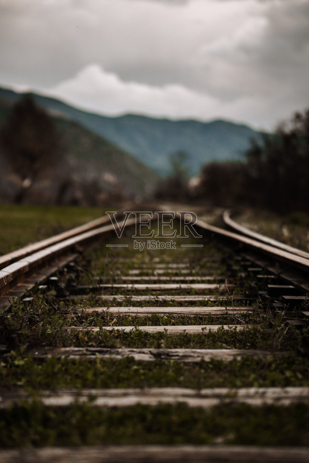 山区废弃的老火车轨道照片摄影图片