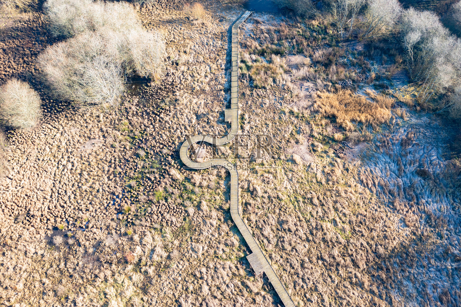 英格兰萨里州吉尔福德的湿地鸟瞰图照片摄影图片