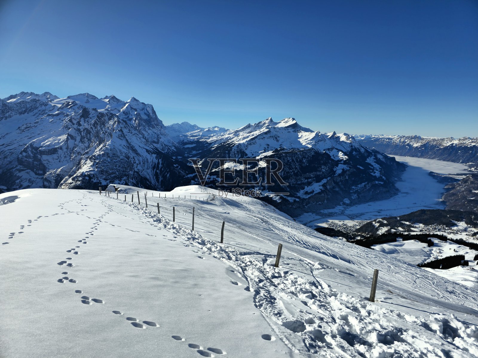 瑞士阿尔卑斯山的冬季景色照片摄影图片