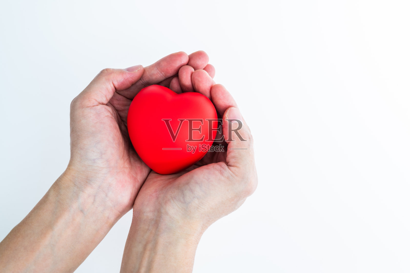 女人的手捧着一个红色的心形物体照片摄影图片
