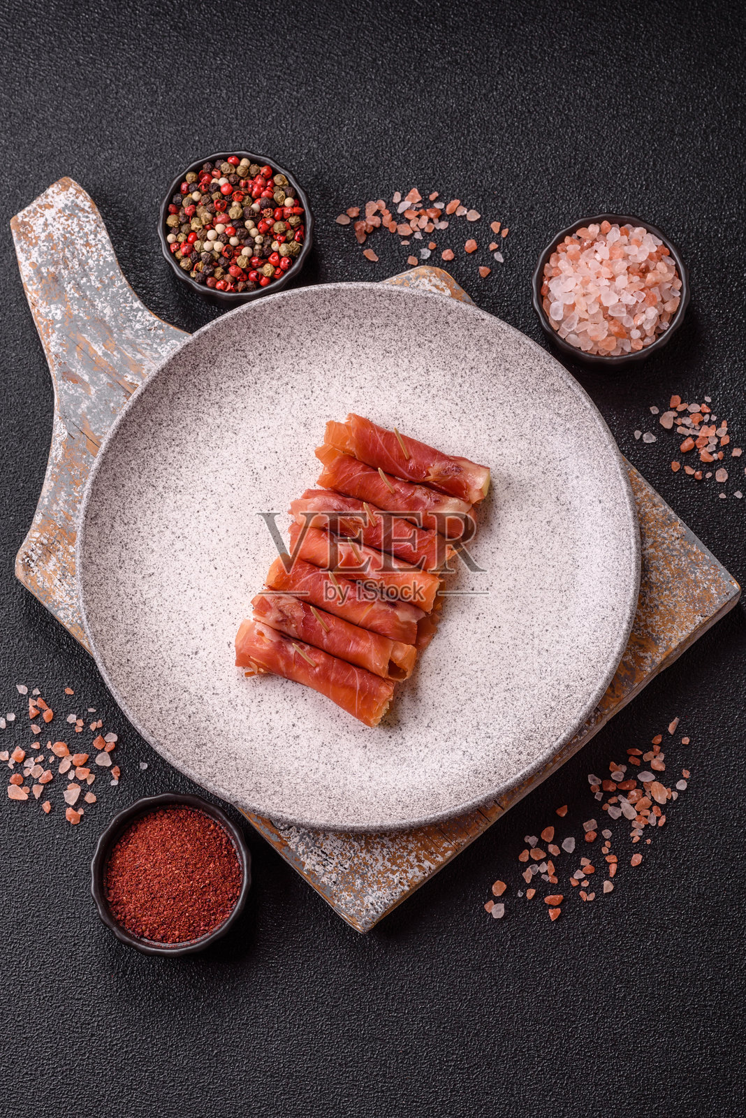 奶酪和肉,火腿或意大利熏火腿卷成卷照片摄影图片