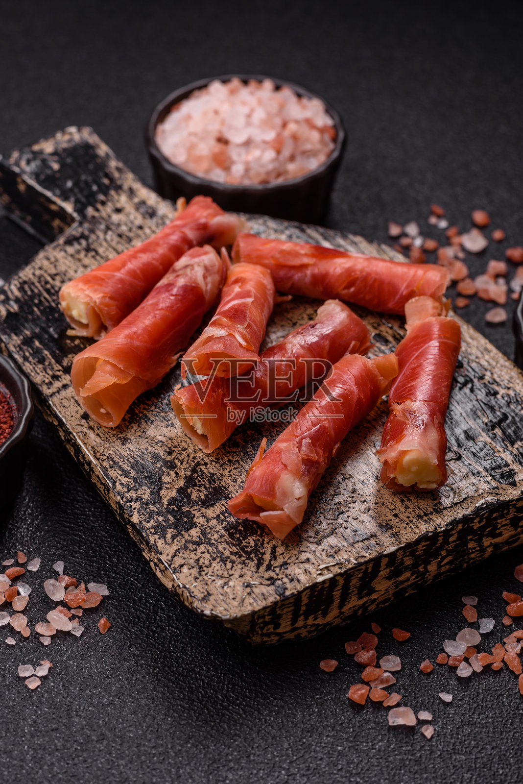 奶酪和肉,火腿或意大利熏火腿卷成卷照片摄影图片