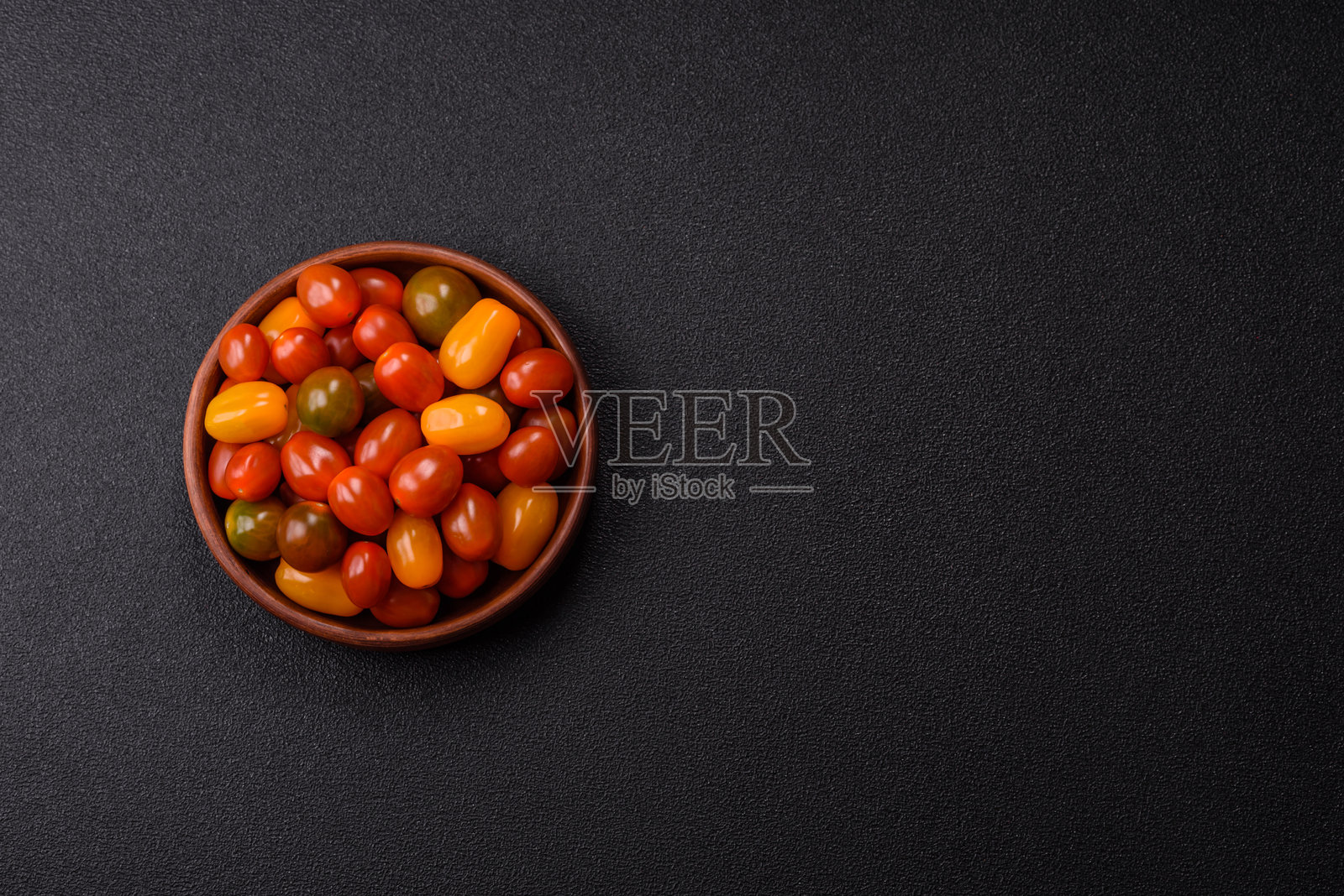 不同颜色的番茄作为蔬菜餐照片摄影图片