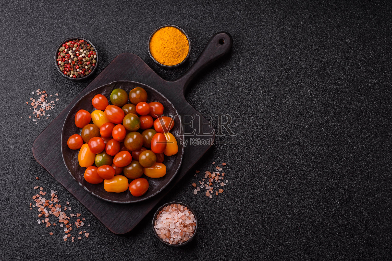 不同颜色的番茄作为蔬菜餐照片摄影图片