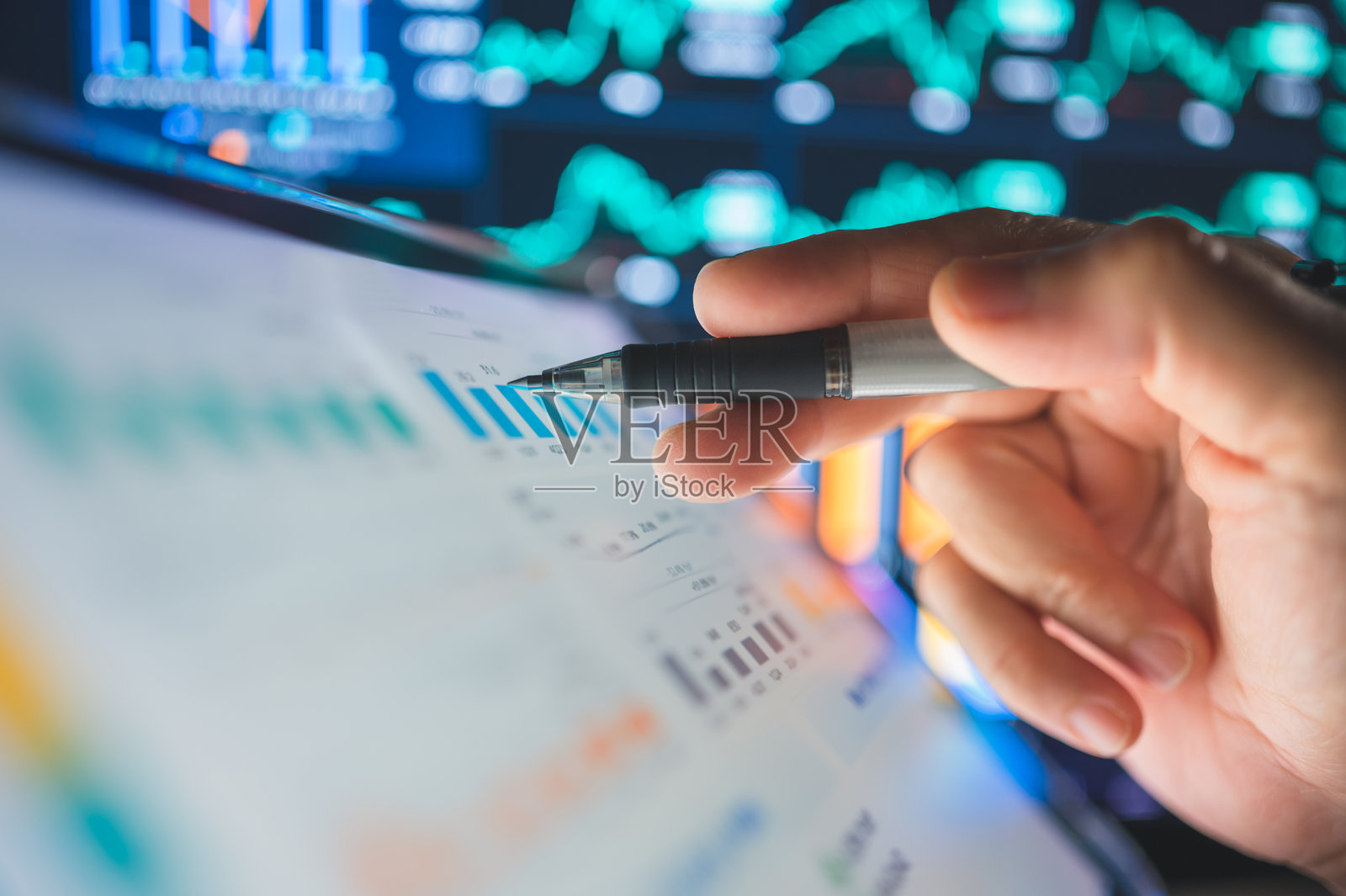 商务专业人士在处理远程金融分析文件的同时,查看平板电脑上的财务数据并与客户互动。照片摄影图片