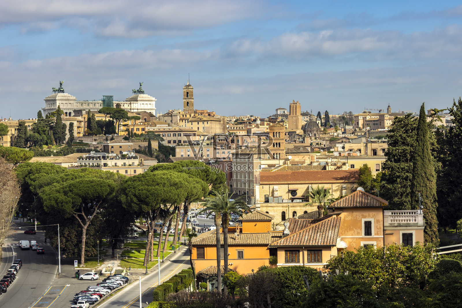 罗马,背景是维克多·埃曼纽尔二世国家纪念碑照片摄影图片