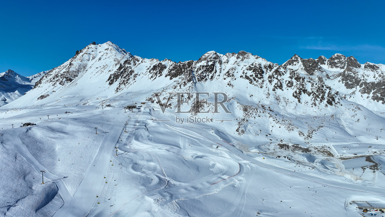 冬季上恩加丁的皮茨奈尔缆车。阳光明媚,瑞士阿尔卑斯山的天空湛蓝。照片摄影图片