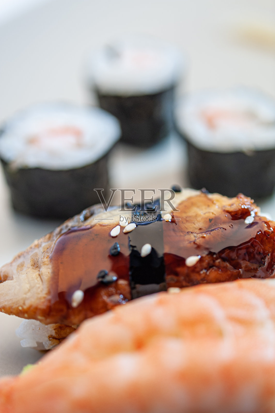 厨房桌子上的寿司细节照片摄影图片