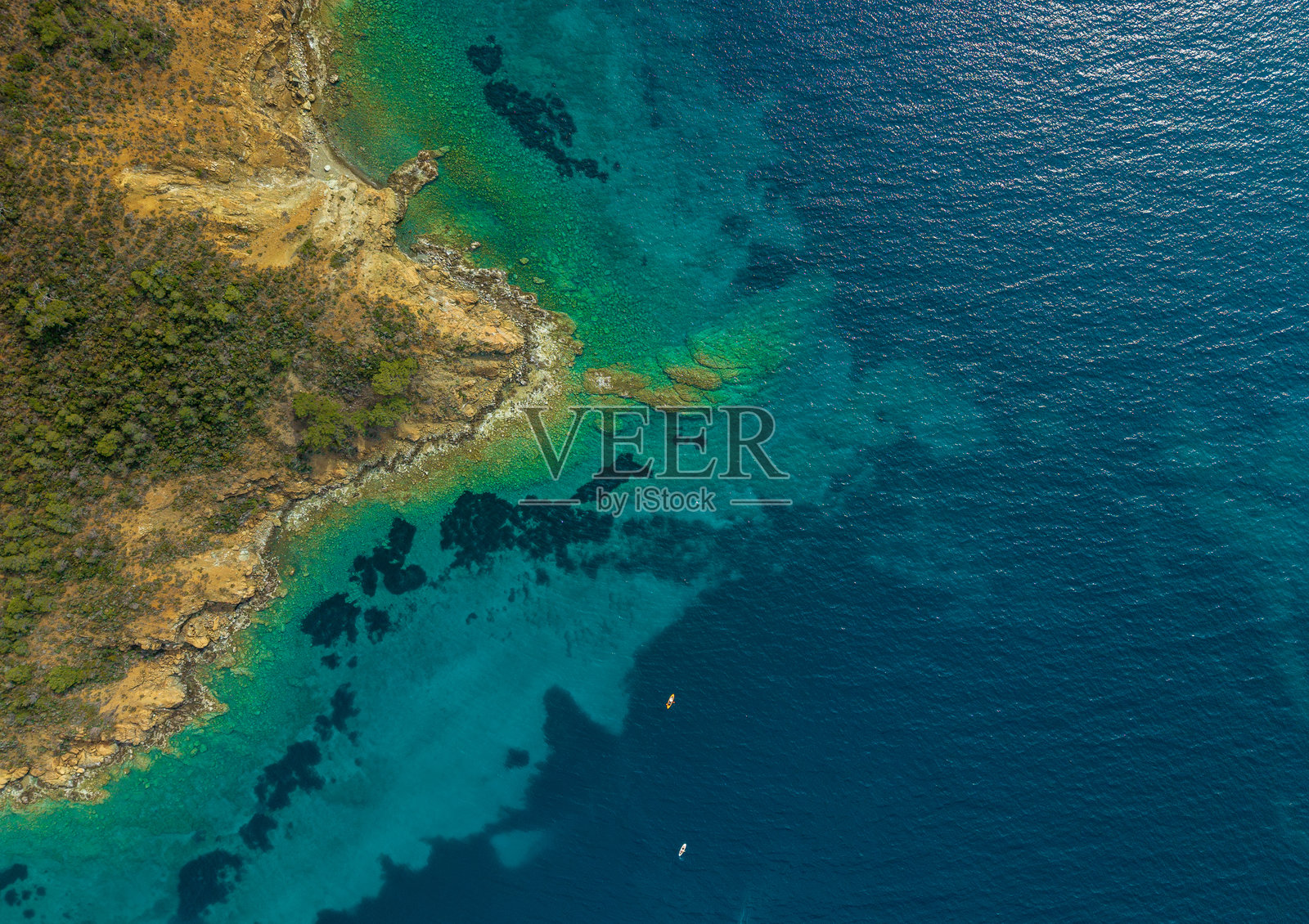 平静的绿松石色海洋与丘陵海岸的鸟瞰图照片摄影图片
