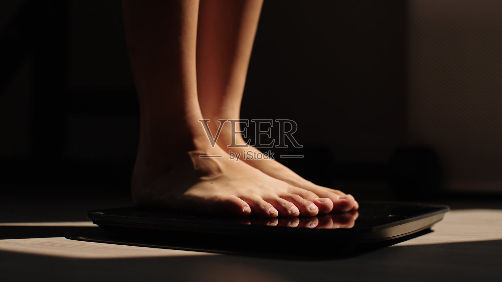 站在体重秤上。照片摄影图片