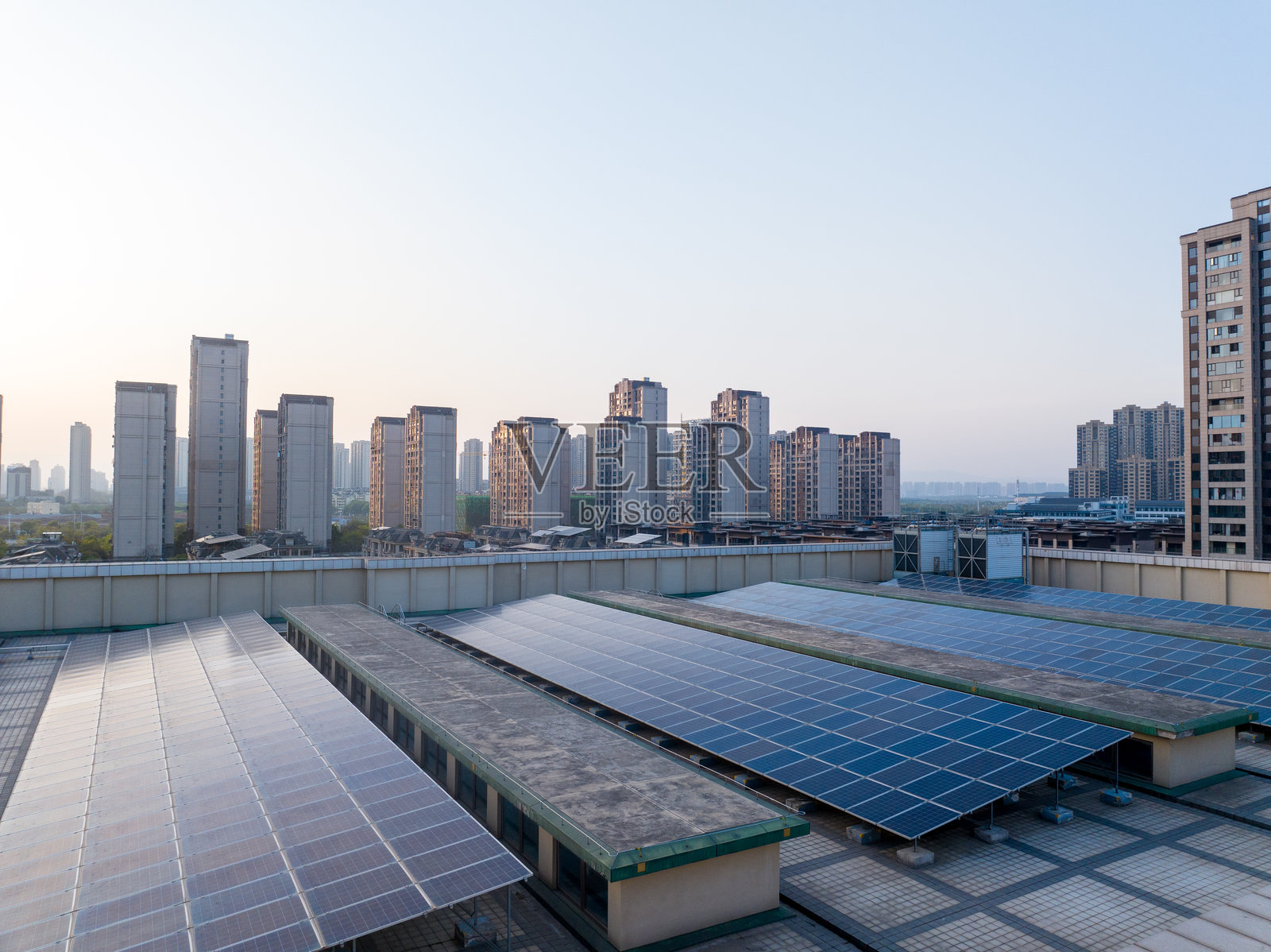 住宅屋顶太阳能电池板照片摄影图片