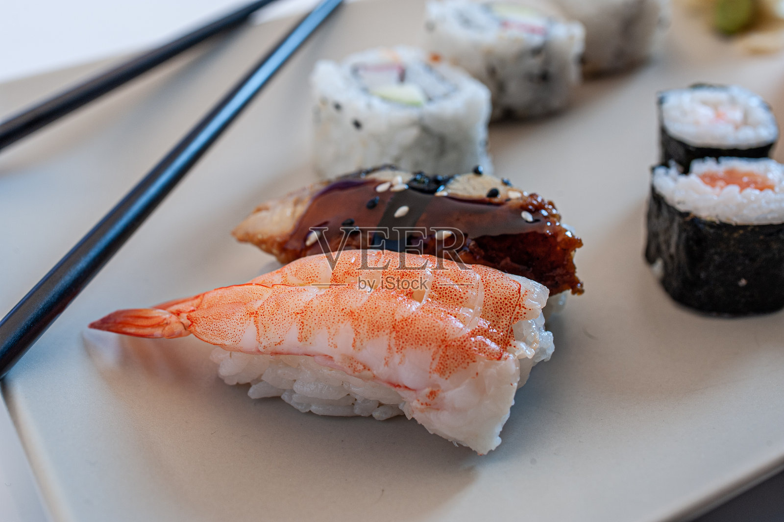 厨房桌子上的寿司细节照片摄影图片