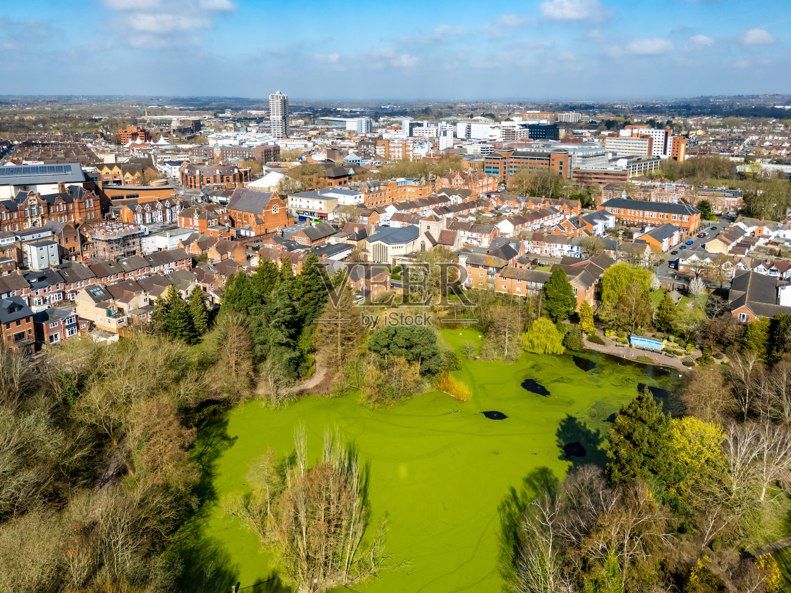 俯瞰女王公园及其背后的斯温登市中心照片摄影图片