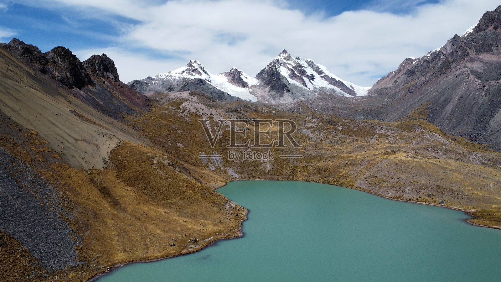 秘鲁奥桑加特山的七大湖之一照片摄影图片