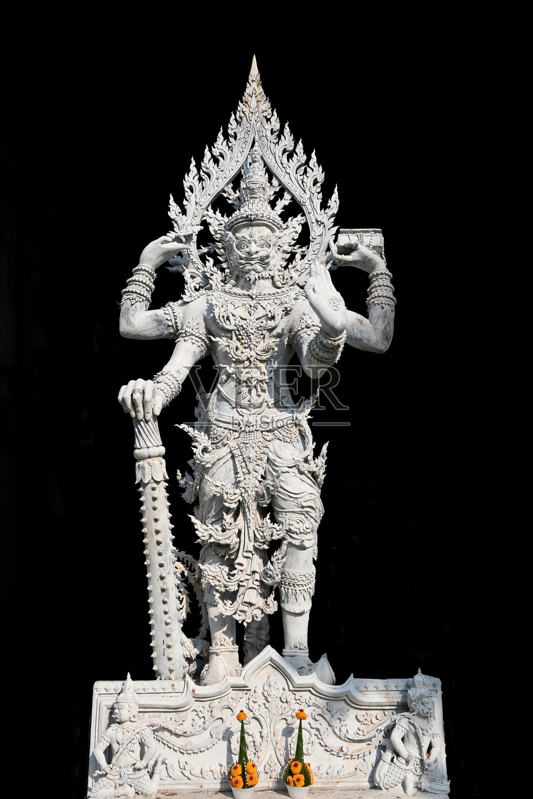 泰国寺庙前的传统泰国巨人,背景为黑色。照片摄影图片