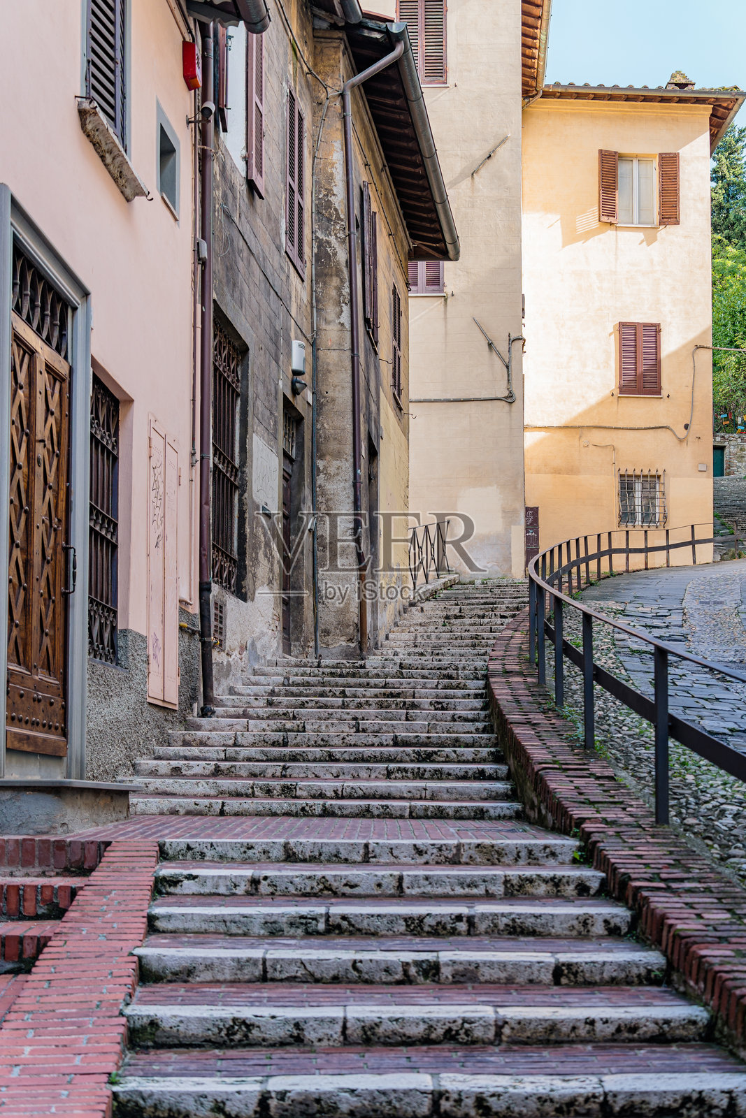 一条砖砌人行道,台阶通向佩鲁贾的埃特鲁斯坎拱门建筑照片摄影图片