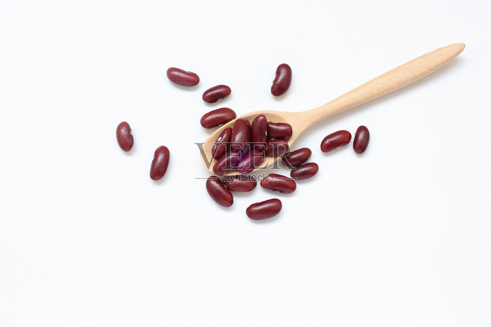 白色背景上的红腰豆和勺子照片摄影图片