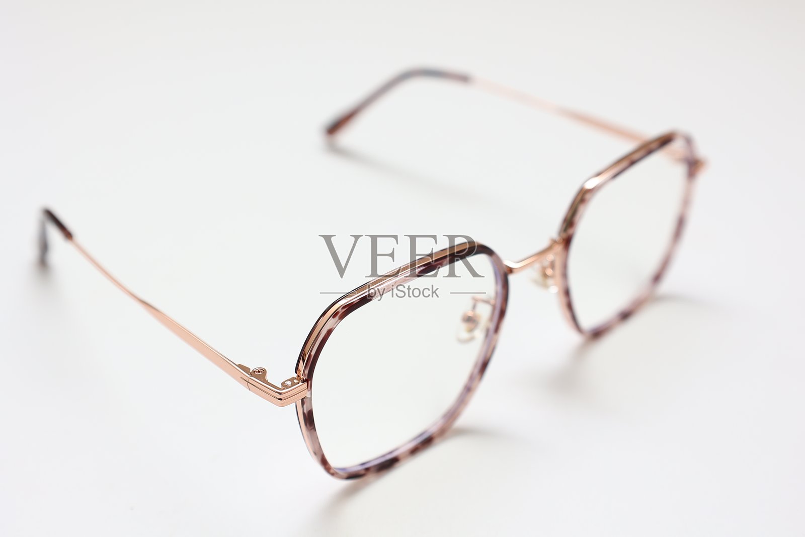 孤立的眼镜,白色背景上的眼镜,白色背景上的眼镜。照片摄影图片