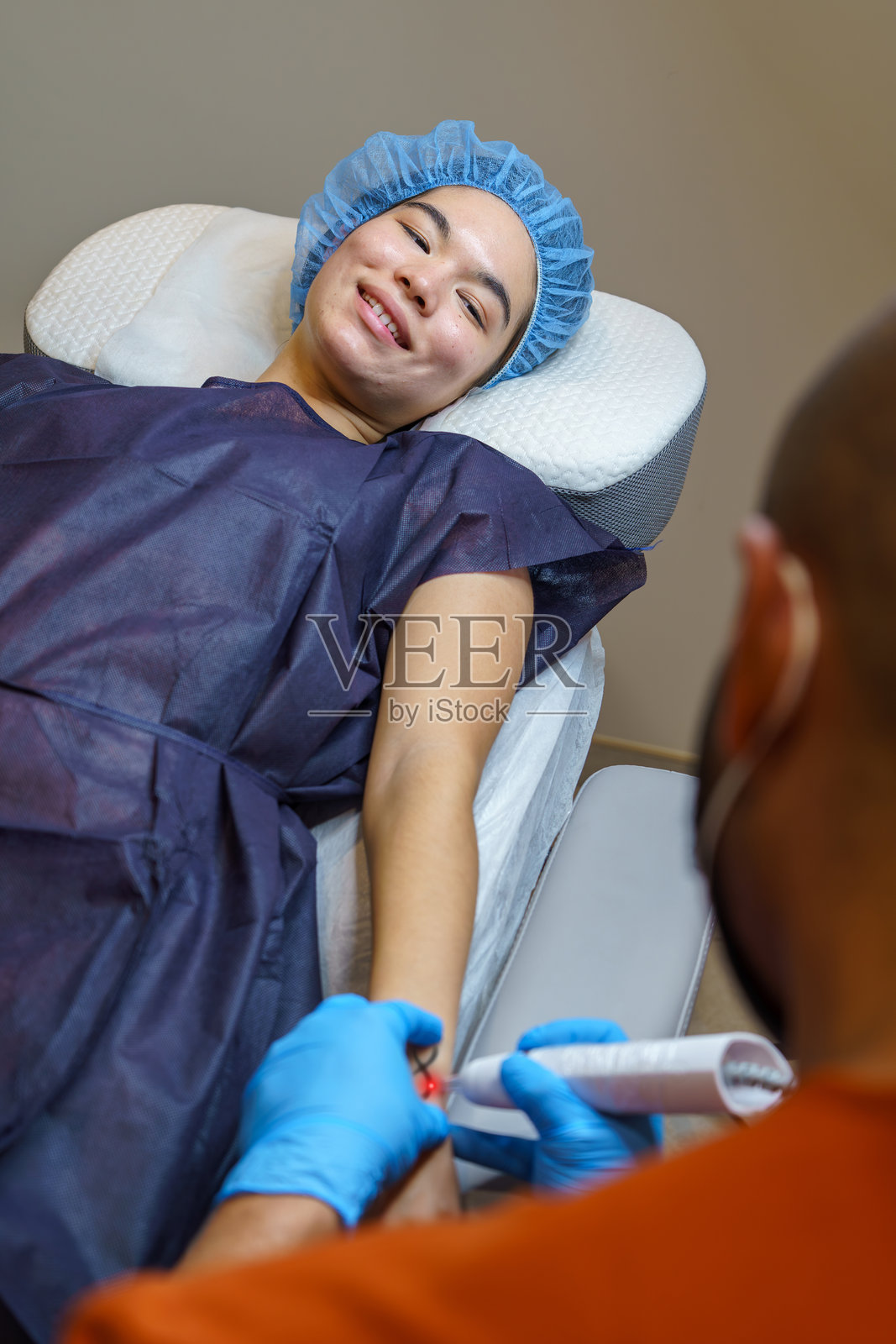 年轻的亚洲女性正在接受医生的激光纹身去除治疗照片摄影图片