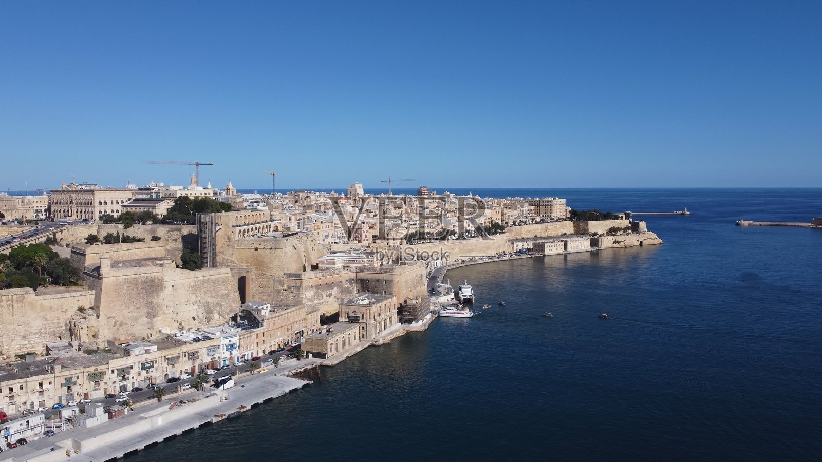 马耳他瓦莱塔海滨的鸟瞰图。左侧是瓦莱塔,右侧是三座城市。照片摄影图片